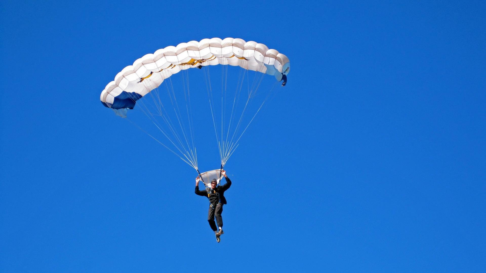 绝地反击！威廉姆斯史诗级翻盘，汉密尔顿惊艳四座改写赛道传奇